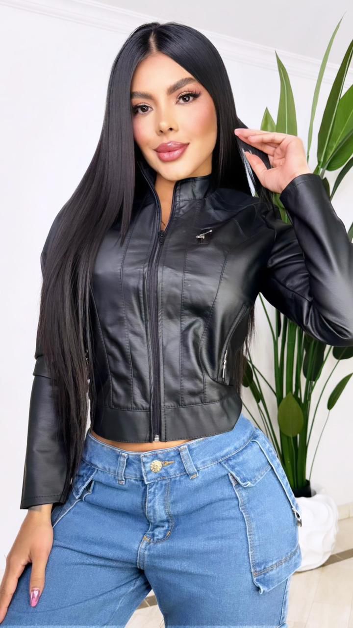 Chaqueta sencilla en cuerina negra